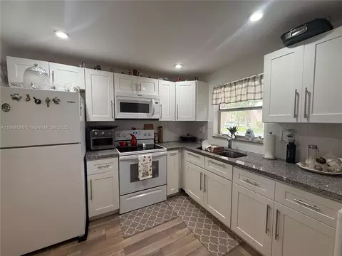 9581 Sunrise Lakes Blvd #101, Sunrise, FL 33322