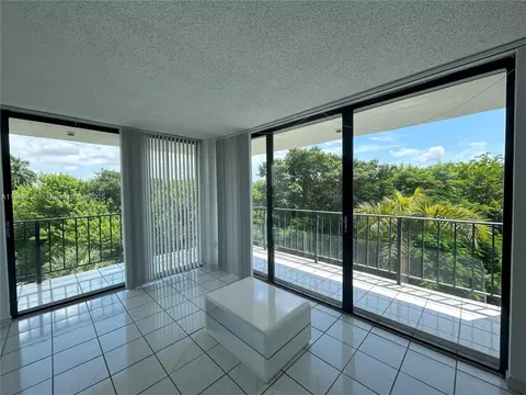 9682 Fontainebleau Blvd #410, Miami, FL 33172