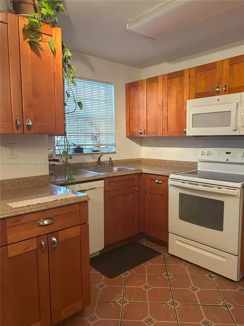8897 Fontainebleau Blvd #103, Miami, FL 33172