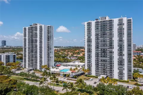 3675 N Country Club Dr #204, Aventura, FL 33180