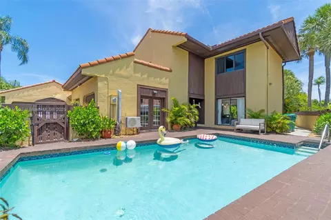 1006 NE 202nd Ln, Miami, FL 33179