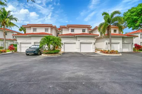 4700 Yacht Harbor Dr #612, Naples, FL 34112