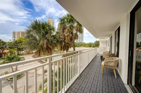 210 174th St #312, Sunny Isles Beach, FL 33160