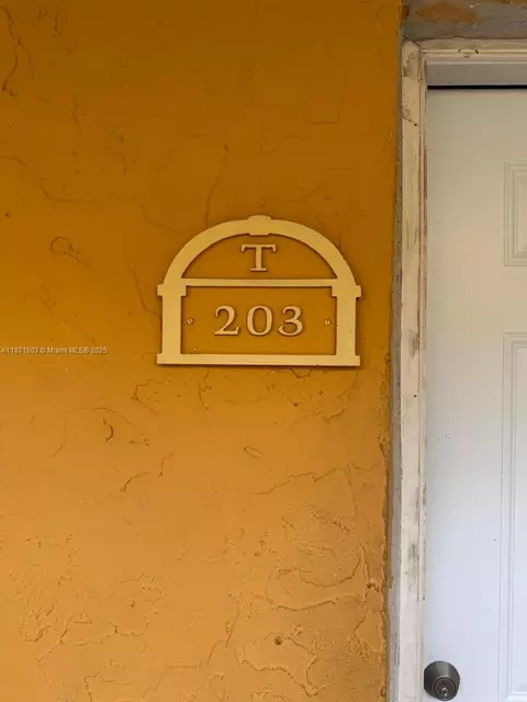 17901 NW 68th Ave #T203, Hialeah, FL 33015