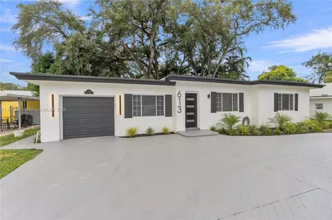 613 NE 159th St, Miami, FL 33162