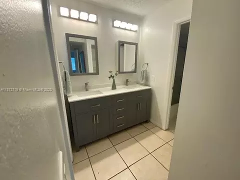 Bath - 437 Lakeview Dr #201, Weston, FL 33326 photo 1 of 3