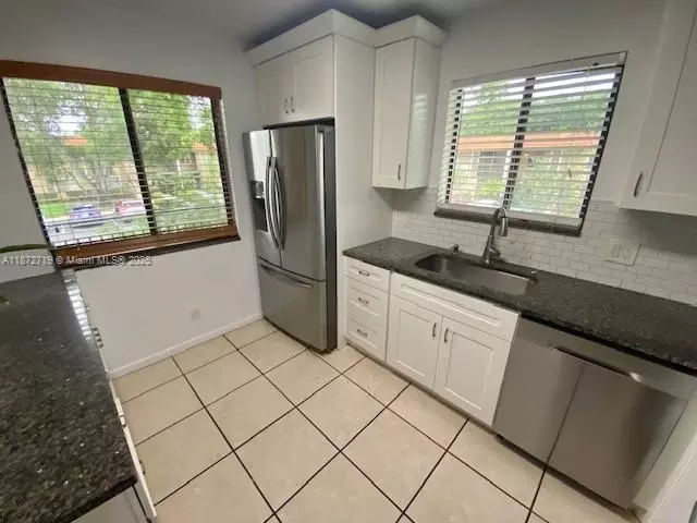 Kitchen - 437 Lakeview Dr #201, Weston, FL 33326 photo 3 of 5