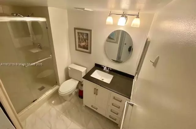 Bath - 437 Lakeview Dr #201, Weston, FL 33326 photo 3 of 3