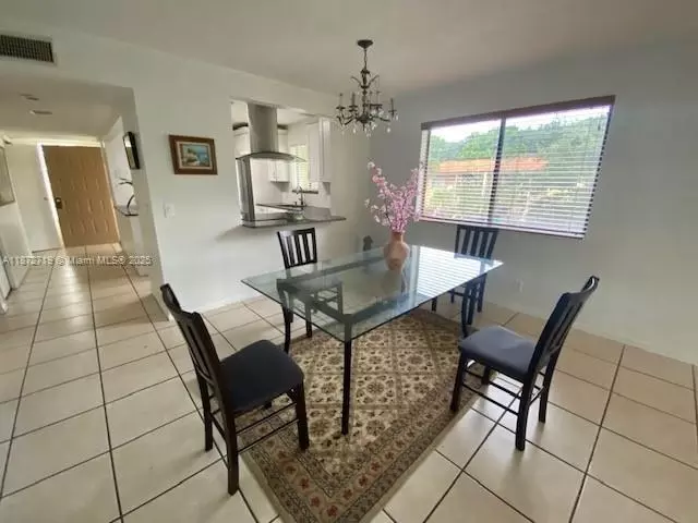 Dining - 437 Lakeview Dr #201, Weston, FL 33326 photo 2 of 2