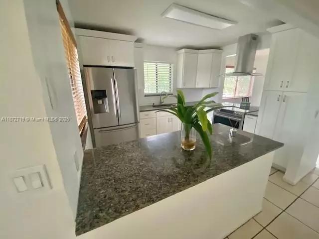 Kitchen - 437 Lakeview Dr #201, Weston, FL 33326 photo 4 of 5