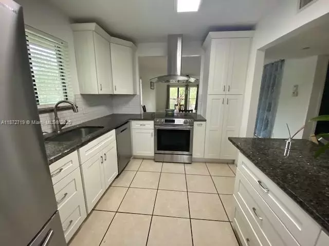 Kitchen - 437 Lakeview Dr #201, Weston, FL 33326 photo 1 of 5