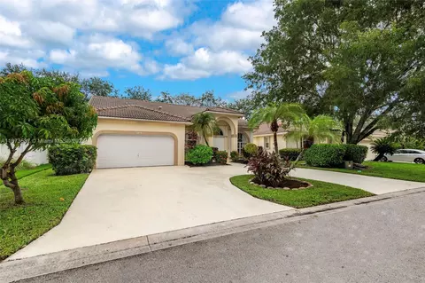 5959 NW 74th St, Parkland, FL 33067