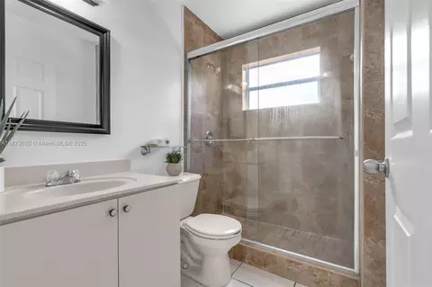 Bath - 4776 E 10th Ave, Hialeah, FL 33013 photo 2 of 3