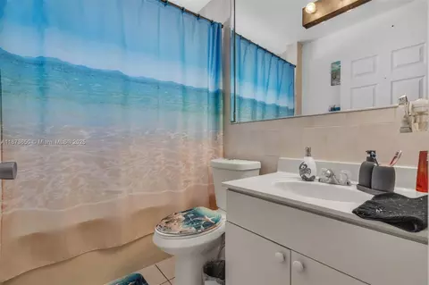 Bath - 4776 E 10th Ave, Hialeah, FL 33013 photo 1 of 3