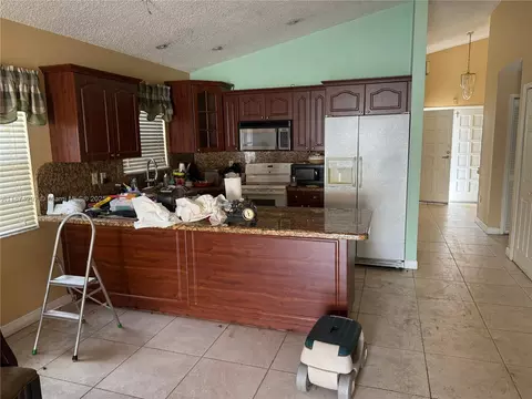 Kitchen - 6950 W 25th Ave, Hialeah, FL 33016 photo 2 of 2