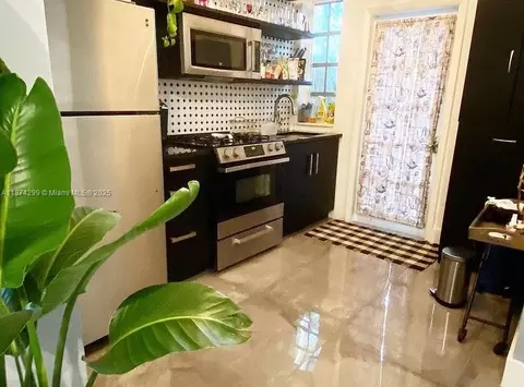 439 15th St #16, Miami Beach, FL 33139
