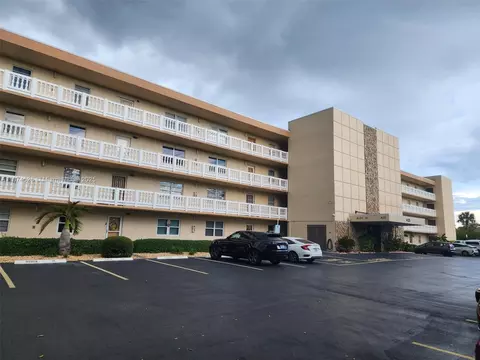 425 SE 11th Ter #403, Dania Beach, FL 33004