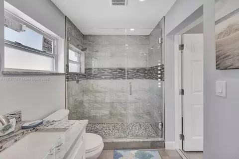 Bath - 2301 Yellowtail Dr, Marathon, FL 33050 photo 8 of 9