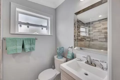Bath - 2301 Yellowtail Dr, Marathon, FL 33050 photo 4 of 9