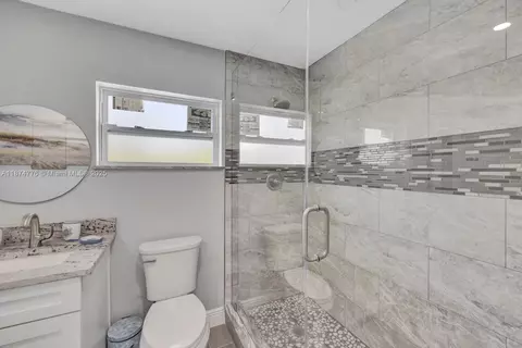 Bath - 2301 Yellowtail Dr, Marathon, FL 33050 photo 7 of 9