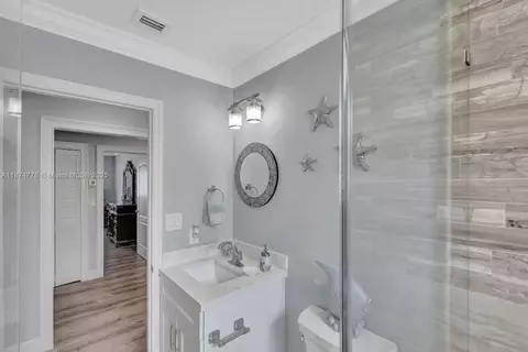 Bath - 2301 Yellowtail Dr, Marathon, FL 33050 photo 5 of 9