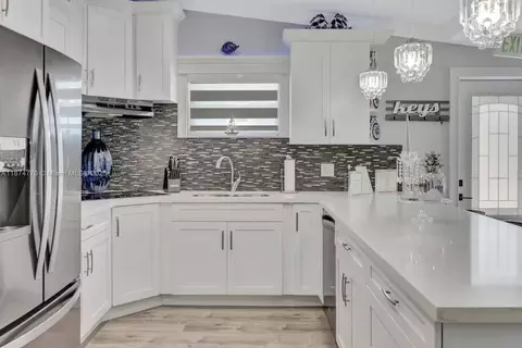 Kitchen - 2301 Yellowtail Dr, Marathon, FL 33050 photo 5 of 8