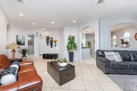 10012 NW 7th St #104, Miami, FL 33172