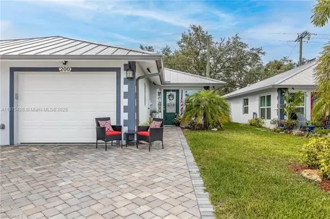 200 Village Cir, Labelle, FL 33935