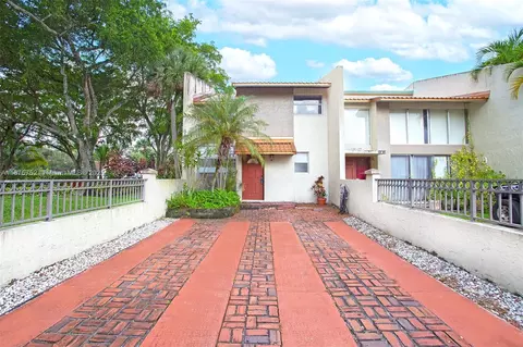 8811 Gatehouse Rd #8, Plantation, FL 33324
