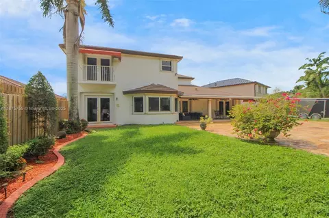 Exterior - 8467 NW 201st Ter, Hialeah, FL 33015 photo 7 of 8