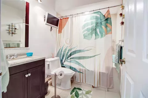 Bath - 8467 NW 201st Ter, Hialeah, FL 33015 photo 2 of 4