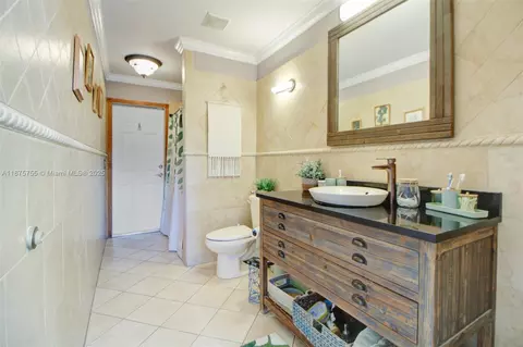 Bath - 8467 NW 201st Ter, Hialeah, FL 33015 photo 1 of 4