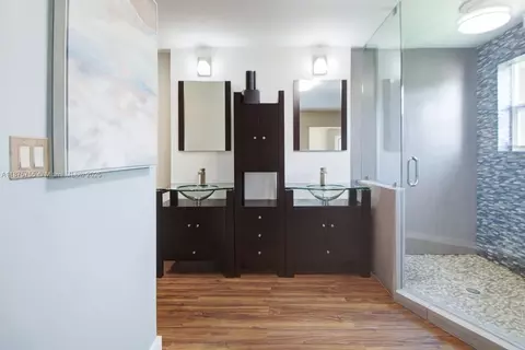Bath - 8467 NW 201st Ter, Hialeah, FL 33015 photo 4 of 4