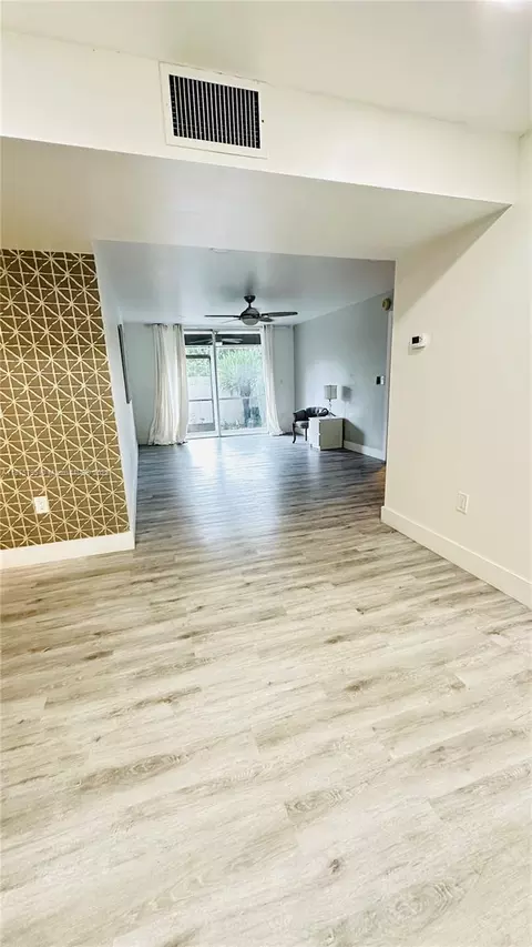 7100 NW 17 #111, Plantation, FL 33313