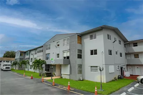 120 Royal Palm Rd #315, Hialeah Gardens, FL 33016