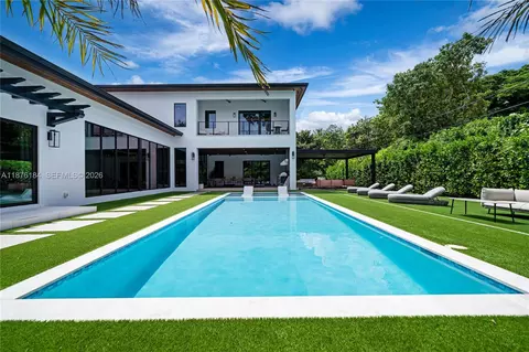 Exterior - 12820 SW 80th Ave, Pinecrest, FL 33156 photo 7 of 10