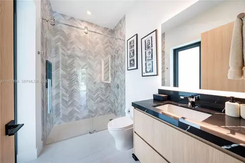 Bath - 12820 SW 80th Ave, Pinecrest, FL 33156 photo 2 of 10