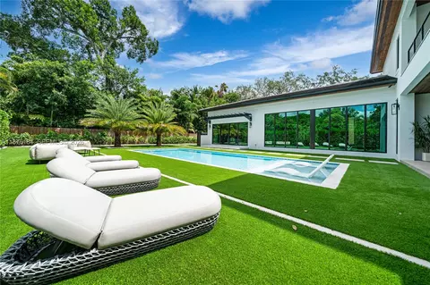 Exterior - 12820 SW 80th Ave, Pinecrest, FL 33156 photo 4 of 10
