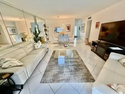1025 SE 4th Ave #101, Dania Beach, FL 33004