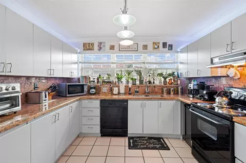 Kitchen - 49 Majorca Ave #203, Coral Gables, FL 33134 photo 1 of 1