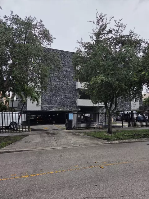 1035 W 77th St #305, Hialeah, FL 33014