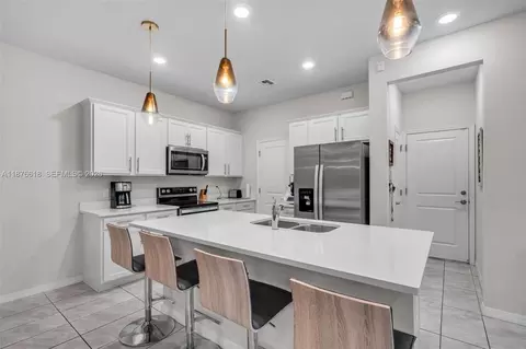 Kitchen - 4754 Eucalyptus Dr, Hollywood, FL 33021 photo 1 of 3