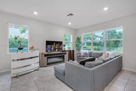 Living - 4754 Eucalyptus Dr, Hollywood, FL 33021 photo 1 of 1