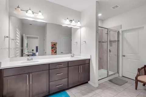 Bath - 4754 Eucalyptus Dr, Hollywood, FL 33021 photo 3 of 3