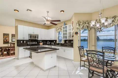 Kitchen - 2091 SW 176th Ave, Miramar, FL 33029 photo 1 of 3