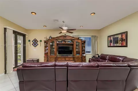 Living - 2091 SW 176th Ave, Miramar, FL 33029 photo 2 of 2