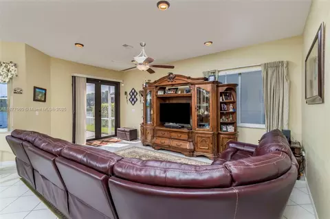 Living - 2091 SW 176th Ave, Miramar, FL 33029 photo 1 of 2
