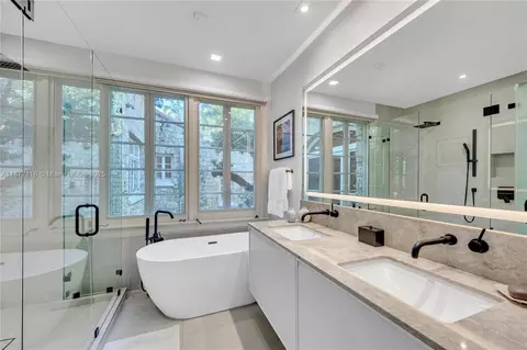 Bath - 3903 Granada Blvd, Coral Gables, FL 33134 photo 2 of 4