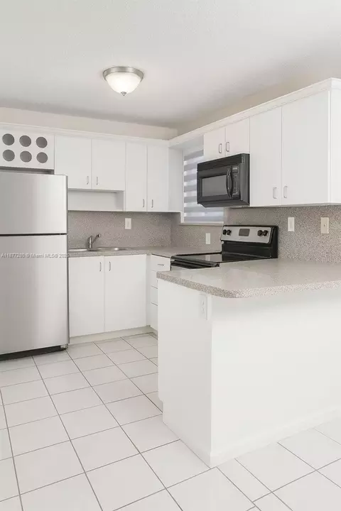 8170 NW 10th St #2, Miami, FL 33126