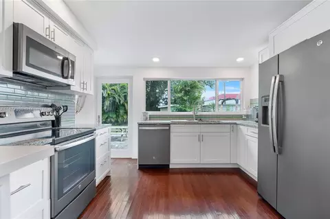 660 NE 32nd St, Oakland Park, FL 33334